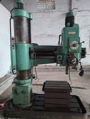 Radial drilling machine with a large work table